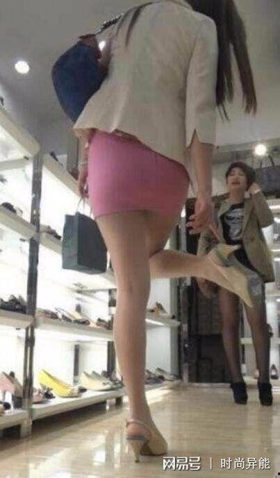 小女孩书店看书露丝袜,一瞥书店中露丝袜的青春风采