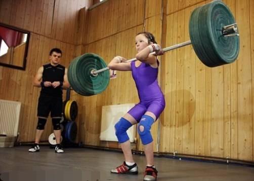 举着杠铃av番号