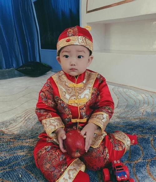 唐装 明星宝宝,萌态可掬尽显童真魅力