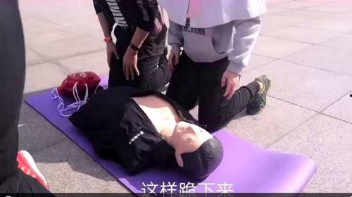 挠女生光脚心惩罚视频,挠女生光脚心视频引发热议